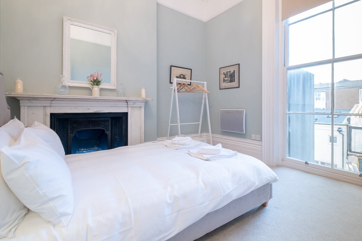 Newly Refurbished Period Apartment With Balcony – photo 5