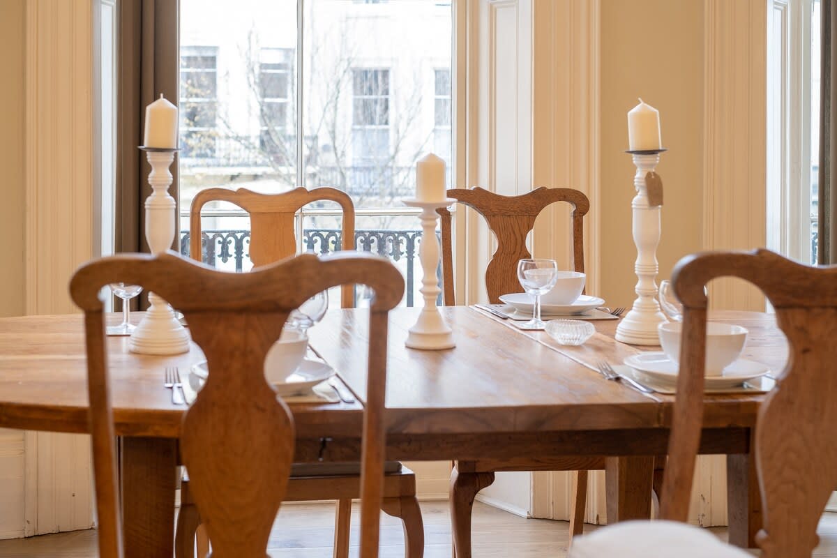Newly Refurbished Period Apartment With Balcony – photo 10