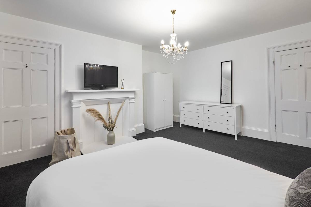Queen Street Apartment – photo 11