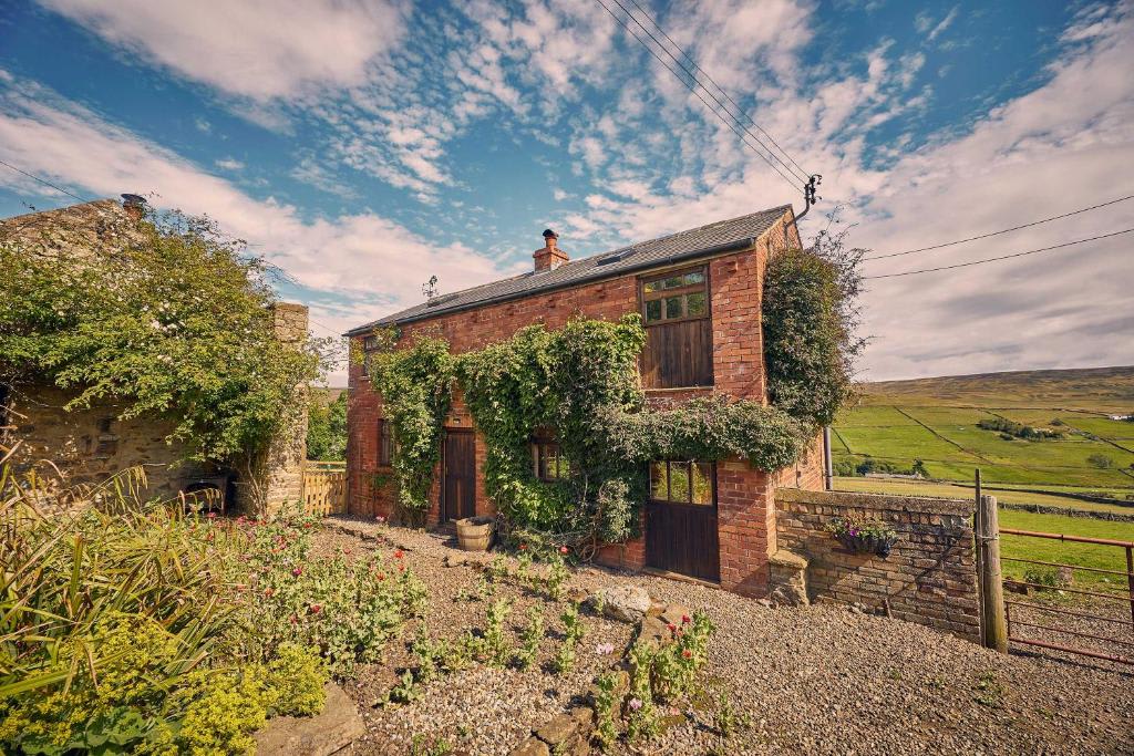 The Red Brick Barn – photo 1