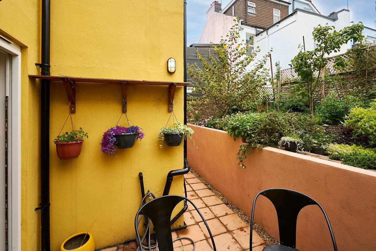 Yellow House – photo 22
