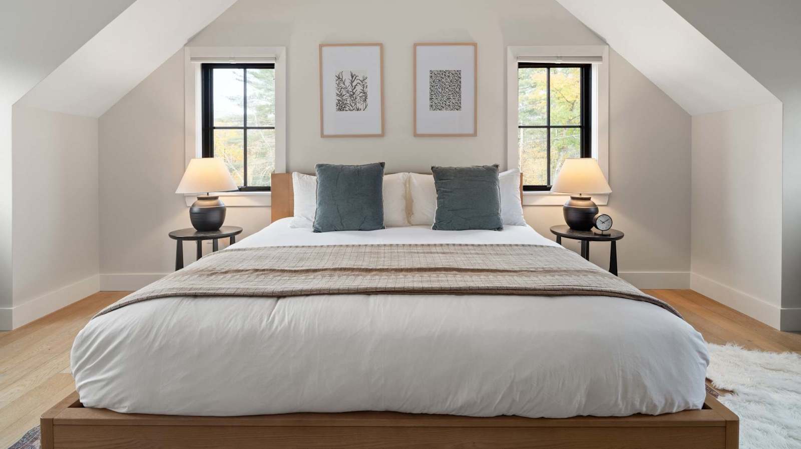 Sleek Stowe Retreat, 5 Bedrooms, Sleeps up to 10 photo 1