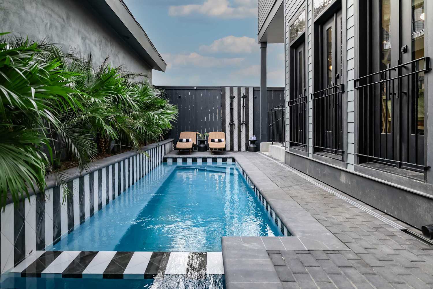 Designer Home 1 Block to magazine, Heated Pool&Spa photo 1
