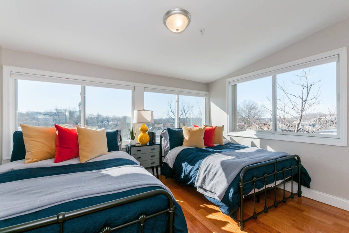 Tasteful & Luminous Refuge | Near T photo 1