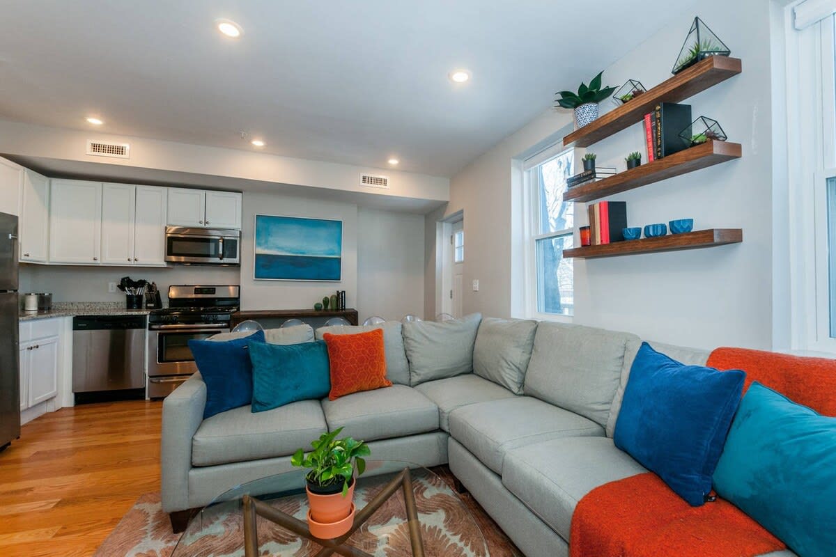 Tasteful & Luminous Refuge | Near T photo 2