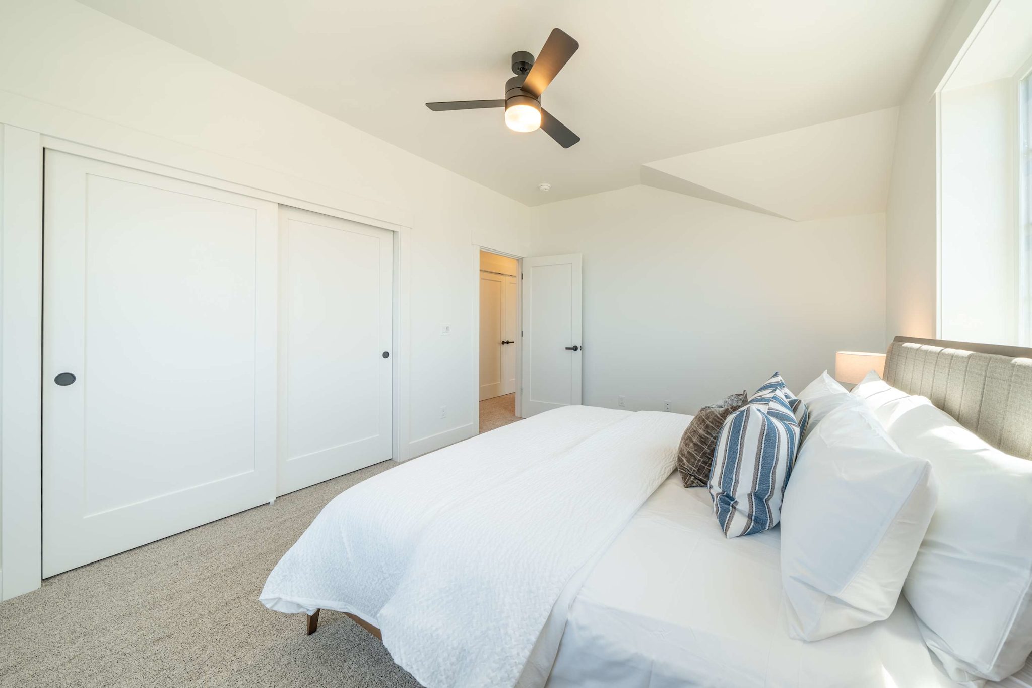 Seascape Haven, Modern Townhome with Fireplace