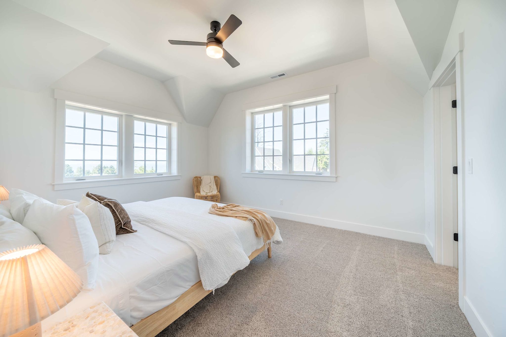 Seascape Haven, Modern Townhome with Fireplace