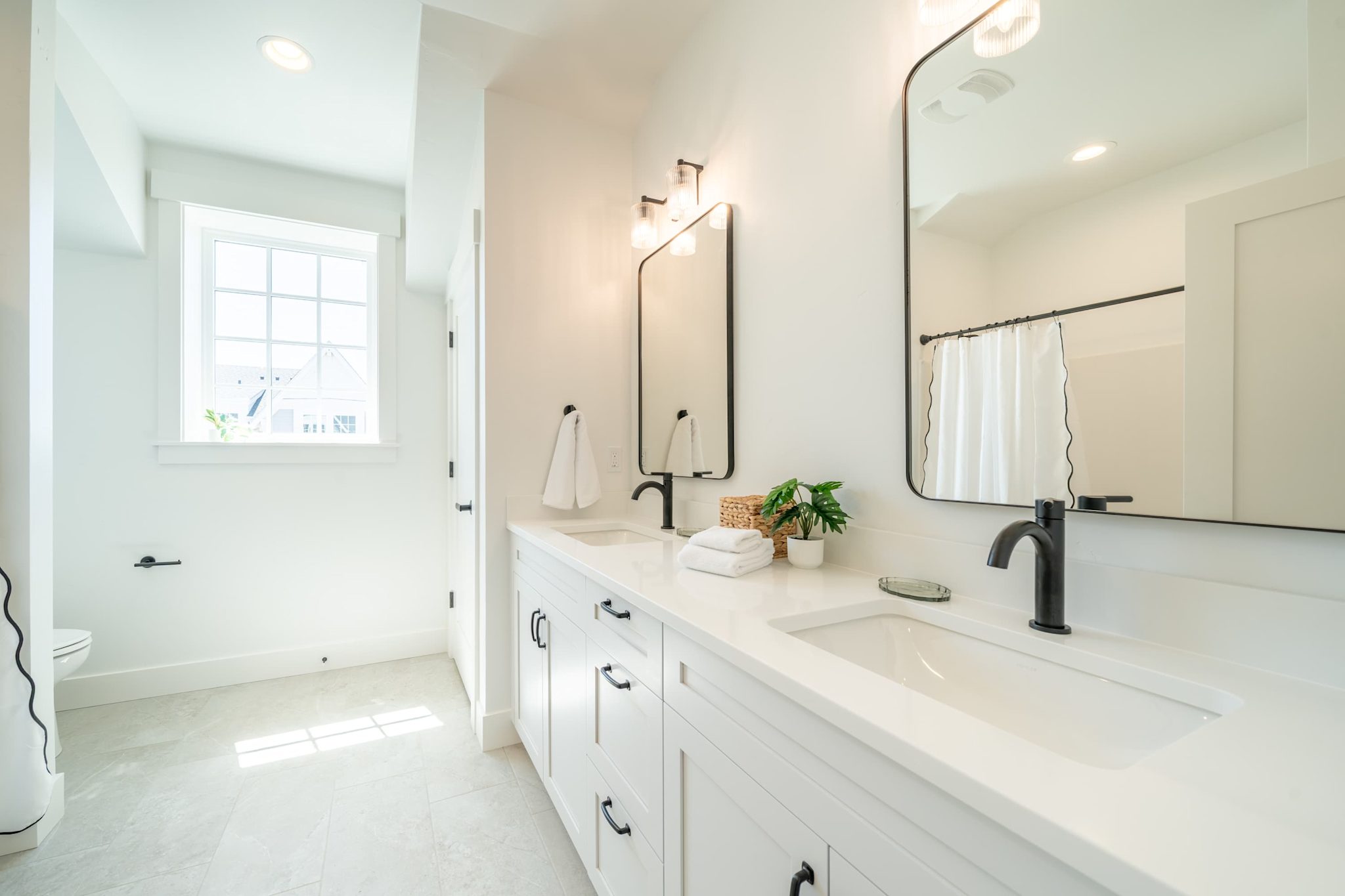 Seascape Haven, Modern Townhome with Fireplace