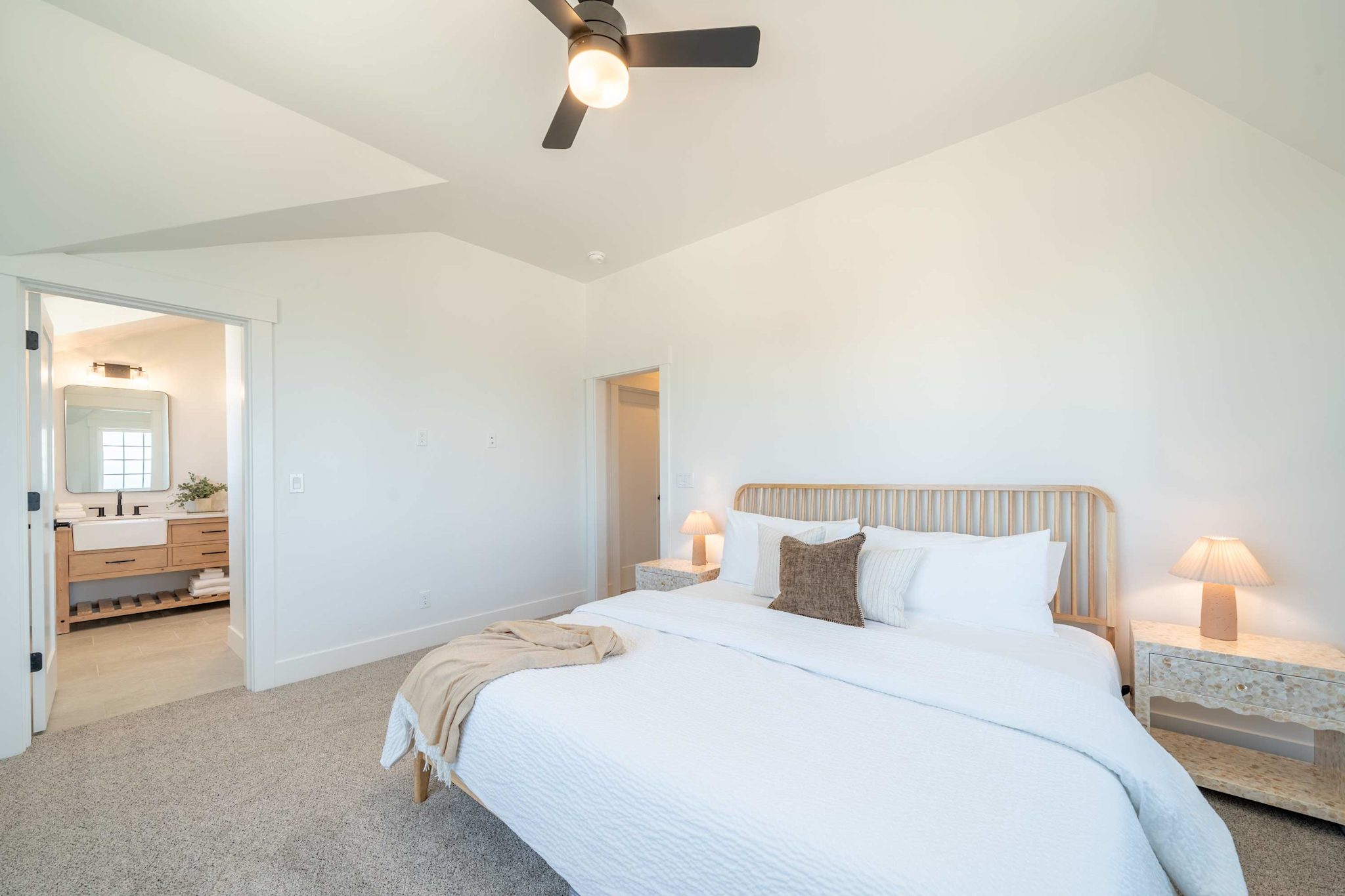 Seascape Haven, Modern Townhome with Fireplace