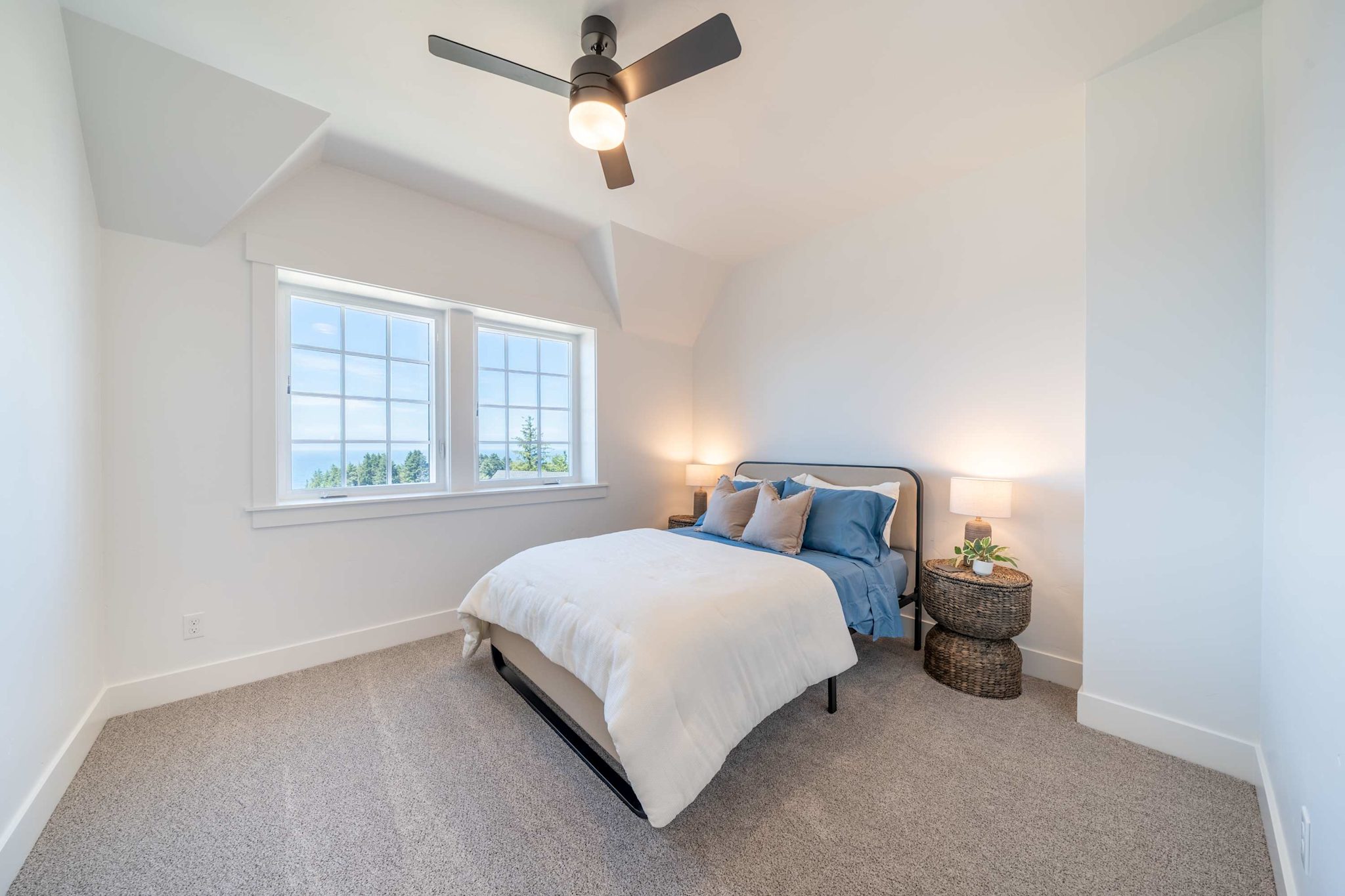 Seascape Haven, Modern Townhome with Fireplace