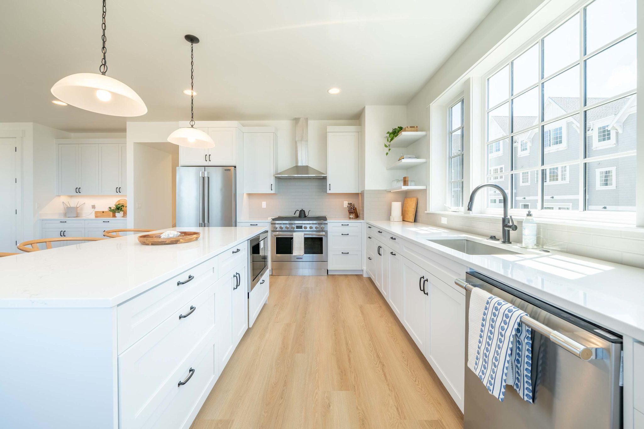 Seascape Haven, Modern Townhome with Fireplace