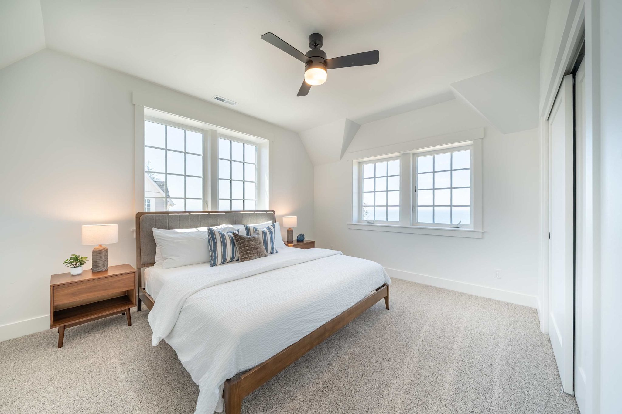 Seascape Haven, Modern Townhome with Fireplace