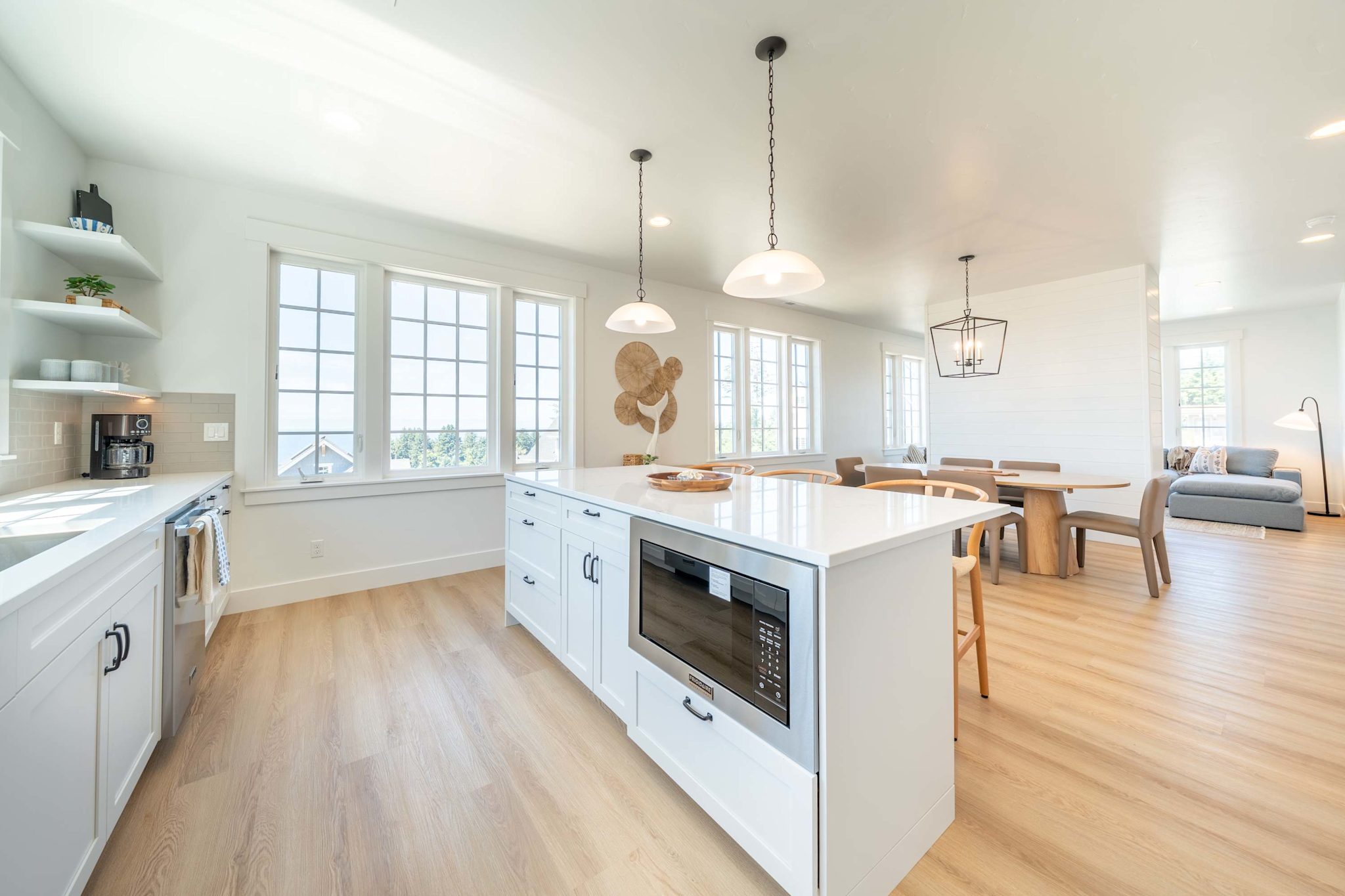 Seascape Haven, Modern Townhome with Fireplace