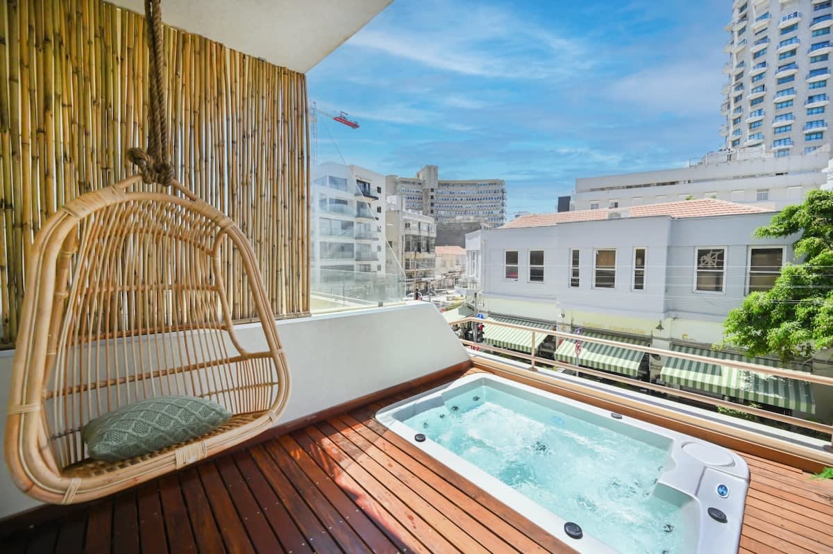 Central apartment with Jacuzzi near Bograshov Beach by HolyGuest