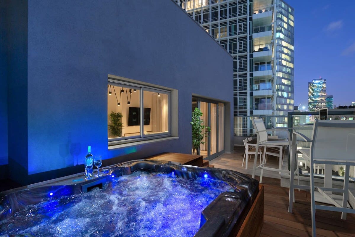 Spacious 3BR Penthouse with Jacuzzi on Rosthchild by HolyGuest
