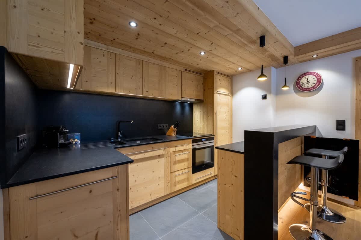 Luxurious 2-Bedroom Apartment in the Heart of Courchevel 1850 – Direct Access to the Slopes and Modern Fireplace 5