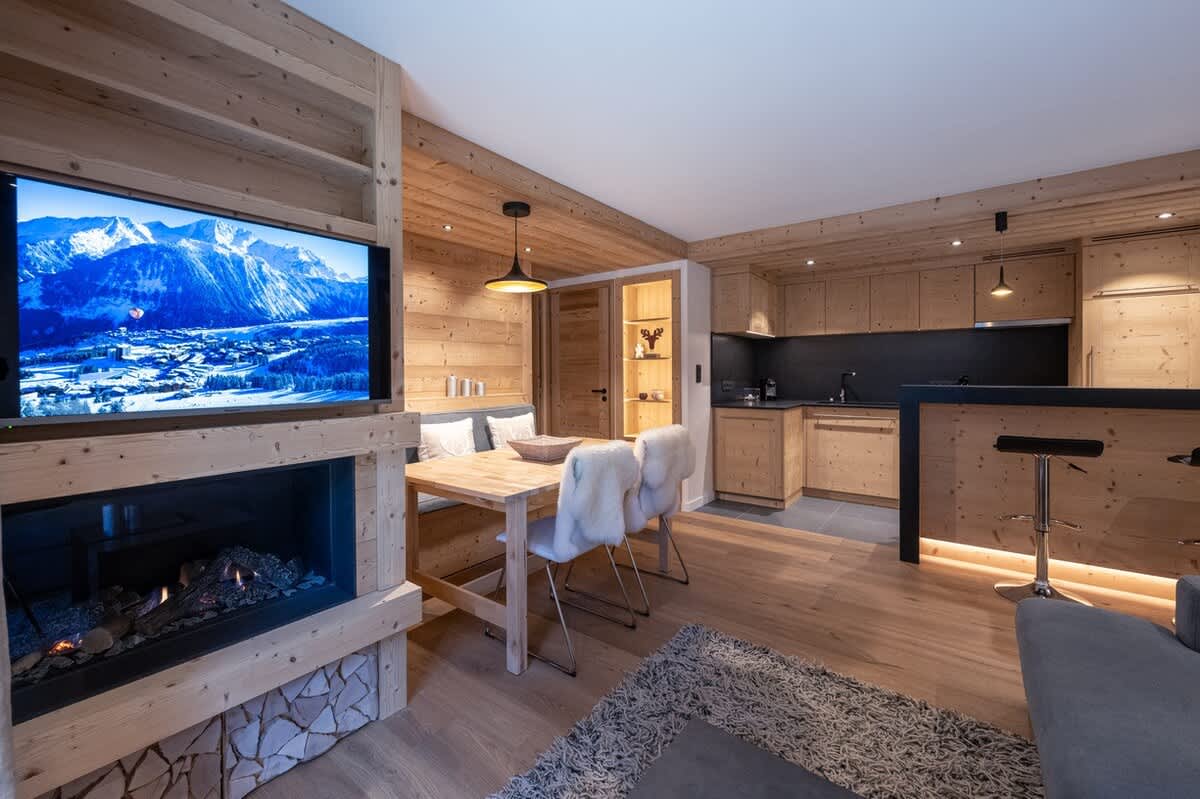 Luxurious 2-Bedroom Apartment in the Heart of Courchevel 1850 – Direct Access to the Slopes and Modern Fireplace 4