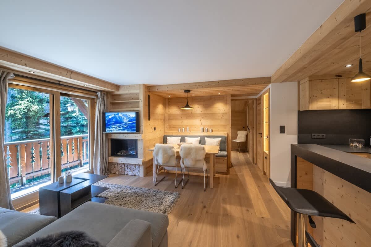 Luxurious 2-Bedroom Apartment in the Heart of Courchevel 1850 – Direct Access to the Slopes and Modern Fireplace 3