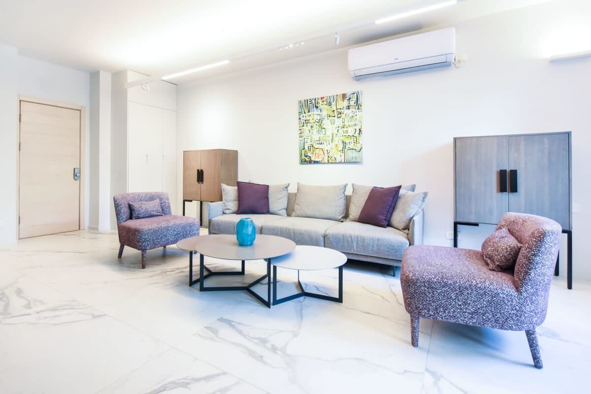 Central 2BR Apartment with Parking by HolyGuest