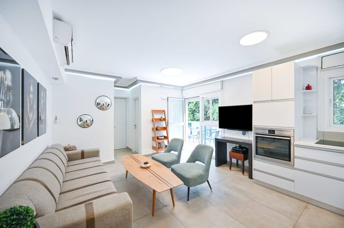Bright 2BR Apartment with Balcony in Dizengoff by HolyGuest