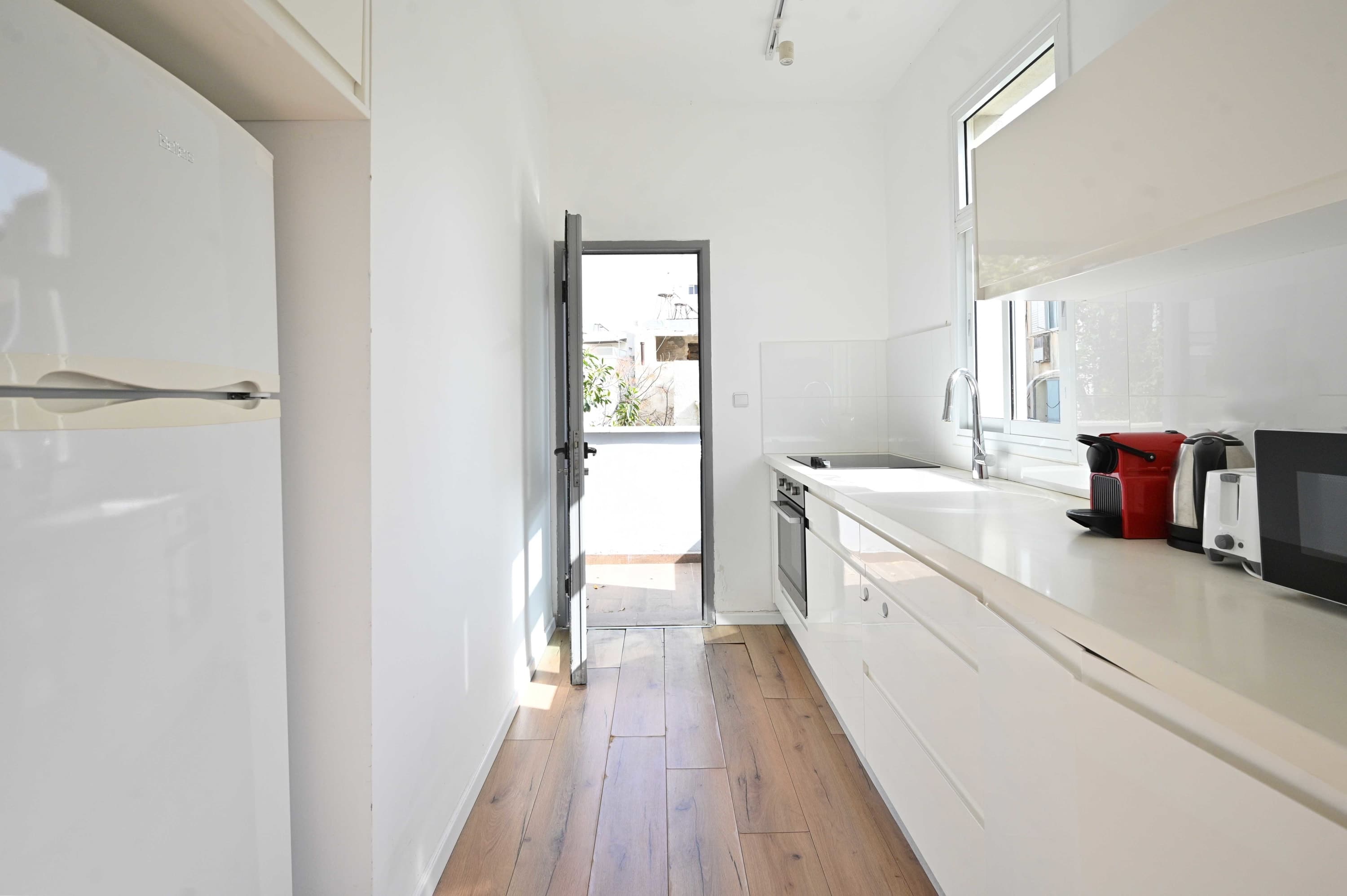 1BR near the beach w/ Balcony and Mamad by HolyGuest 4