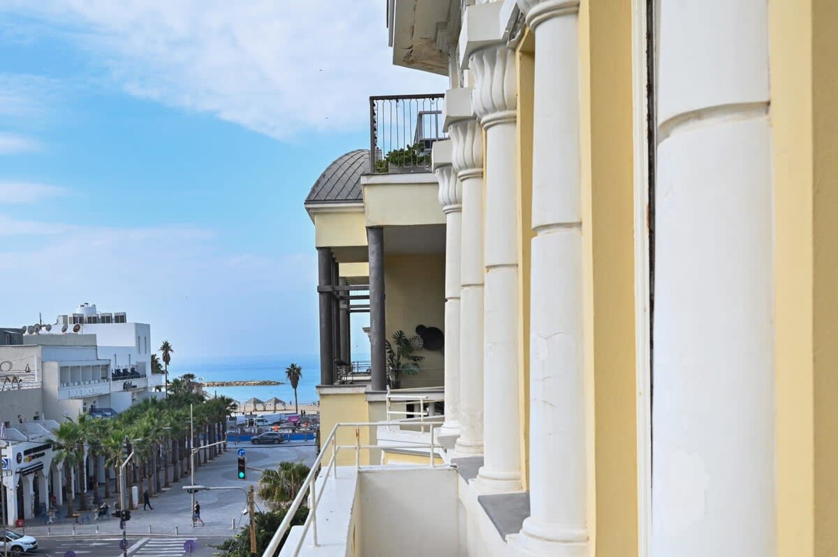 Chic 2BR Apartment close to the beach by HolyGuest 3