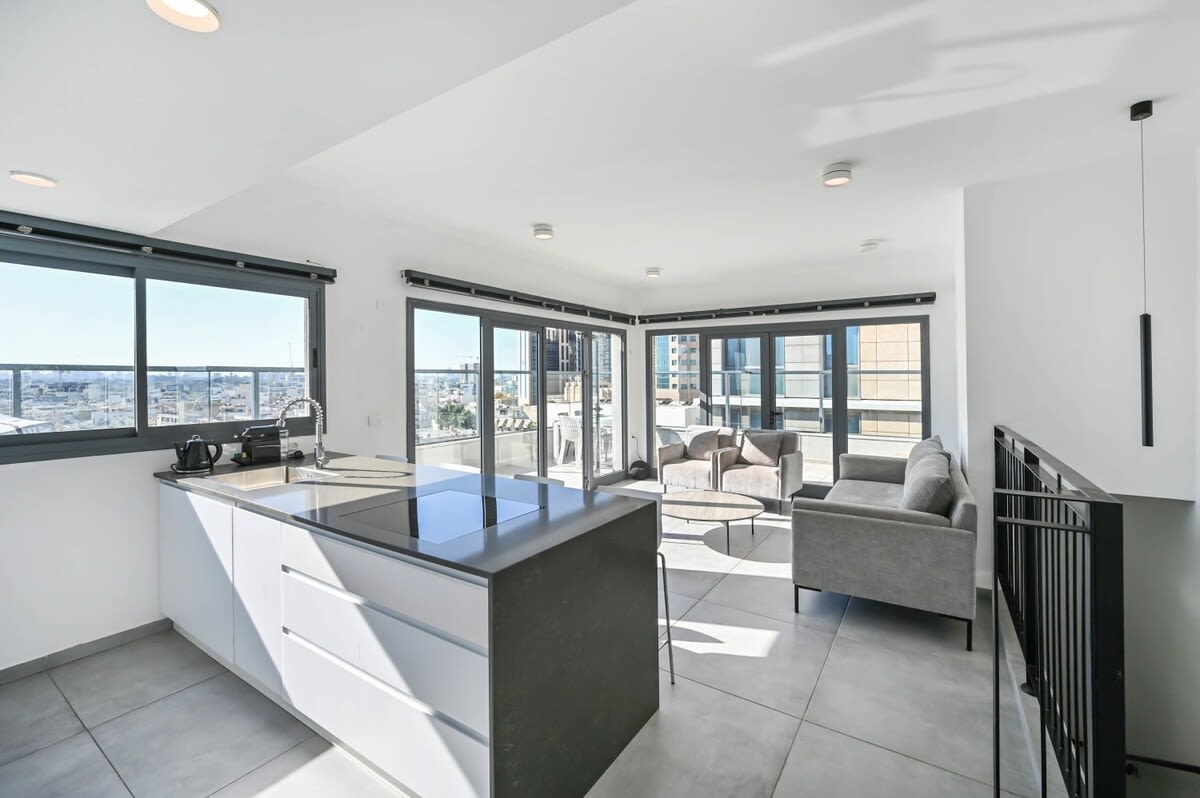 Modern 3 BR Penthouse with Jacuzzi in Rothschild Blvd by HolyGuest 5