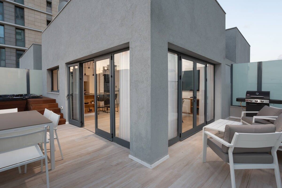 Spacious 3BR Penthouse with Jacuzzi on Rosthchild by HolyGuest 3
