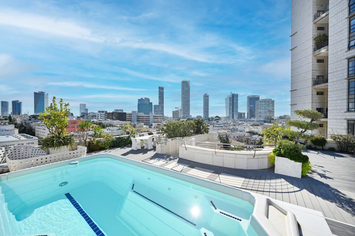 Spacious 3BR Penthouse with Pool by HolyGuest 3