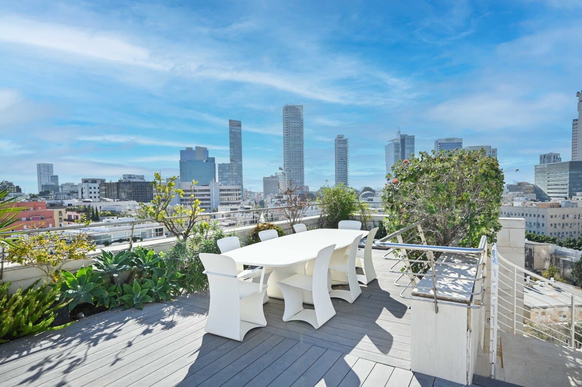 Spacious 3BR Penthouse with Pool by HolyGuest 4