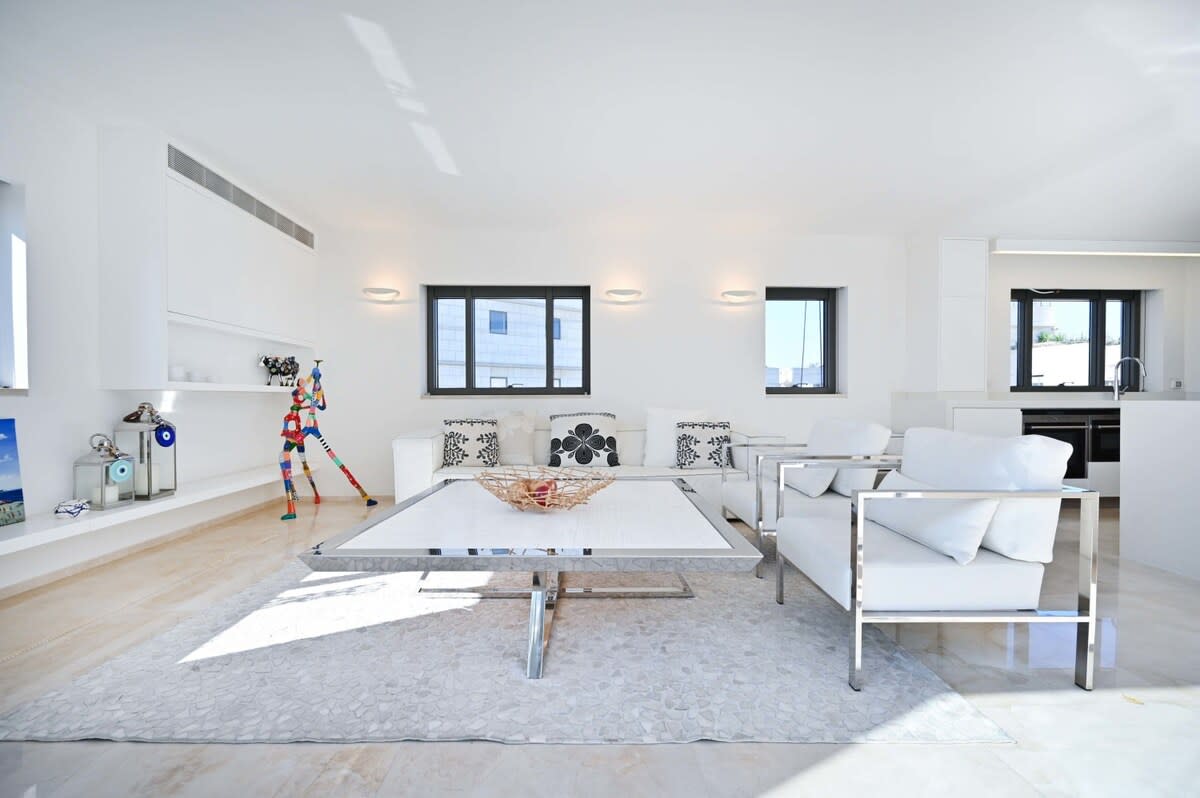 Spacious 3BR Penthouse with Pool by HolyGuest 5