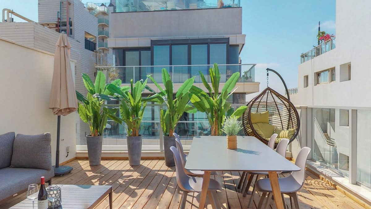 Sunny 1BR Penthouse by HolyGuest 5