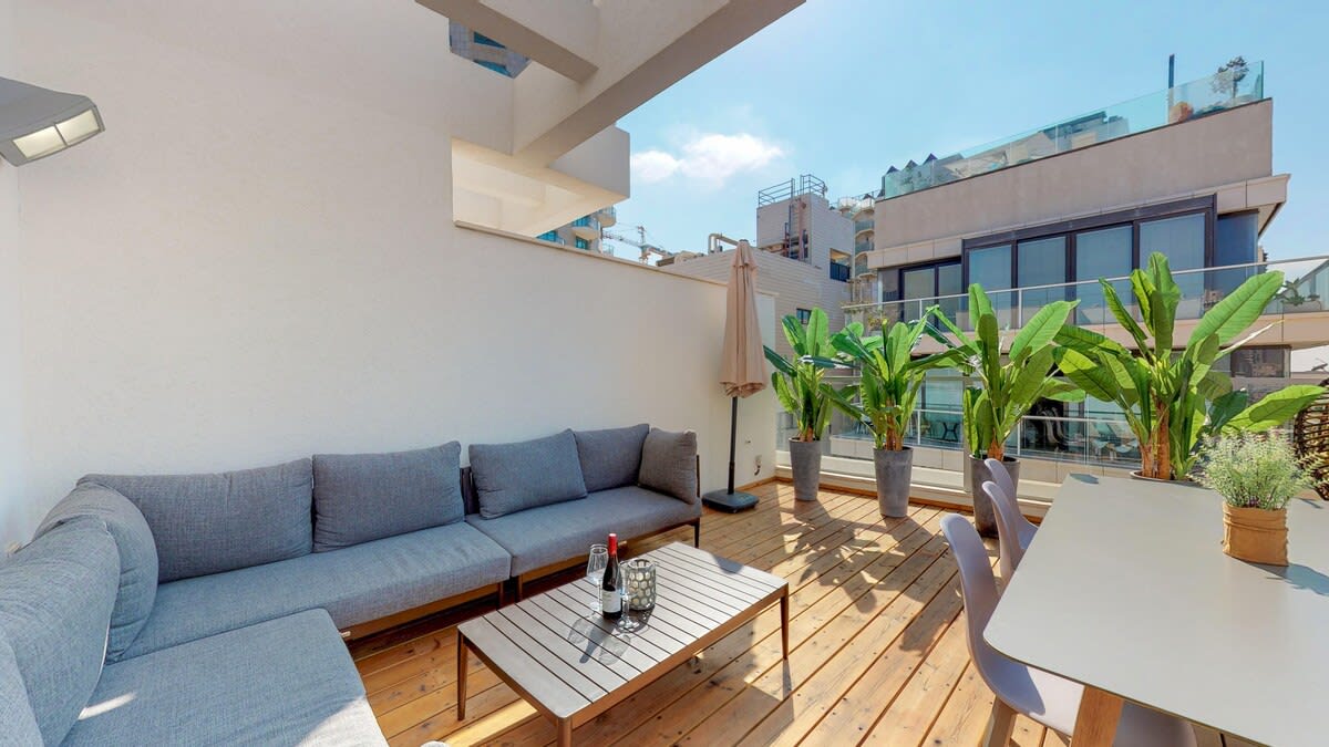 Sunny 1BR Penthouse by HolyGuest 4