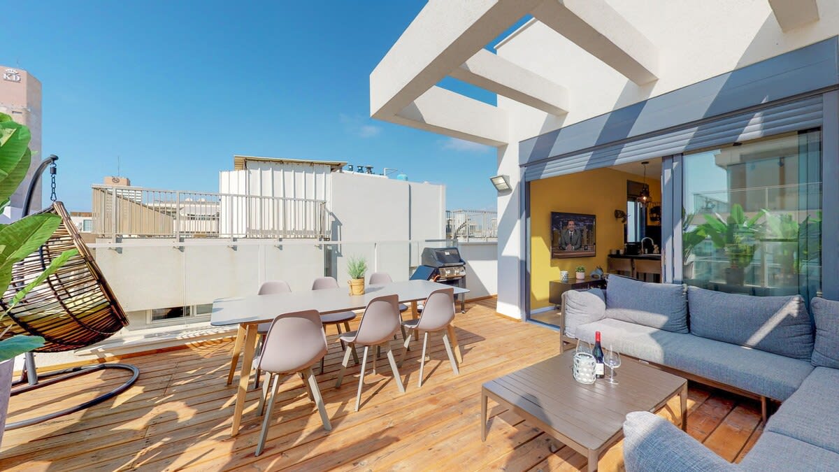 Sunny 1BR Penthouse by HolyGuest 2