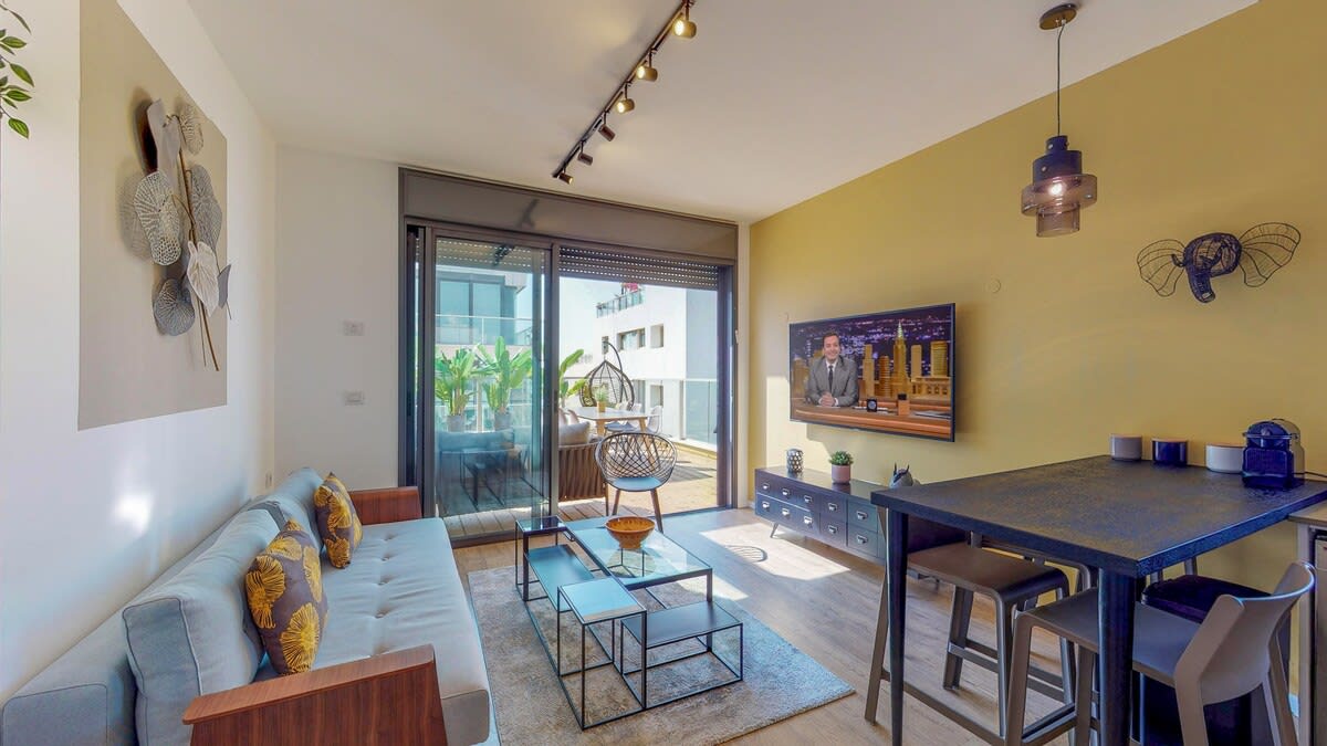 Sunny 1BR Penthouse by HolyGuest 3