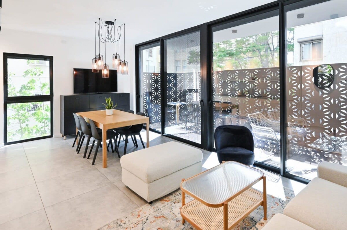 Black Style 1BR in Ben Yehuda by HolyGuest 4