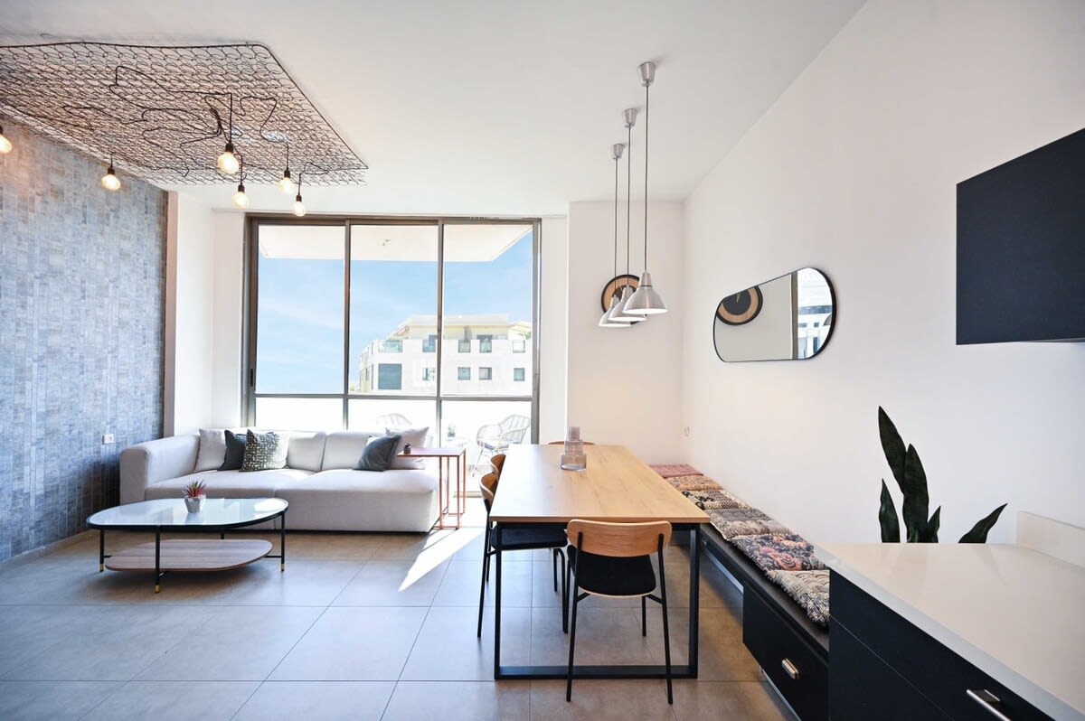 Cosy 2BR with Balcony next to Gordon Beach by Holyguest 4