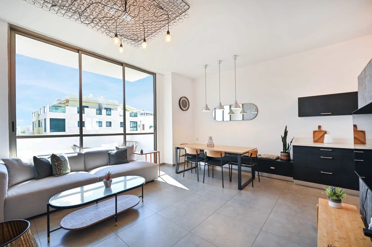 Cosy 2BR with Balcony next to Gordon Beach by Holyguest 3