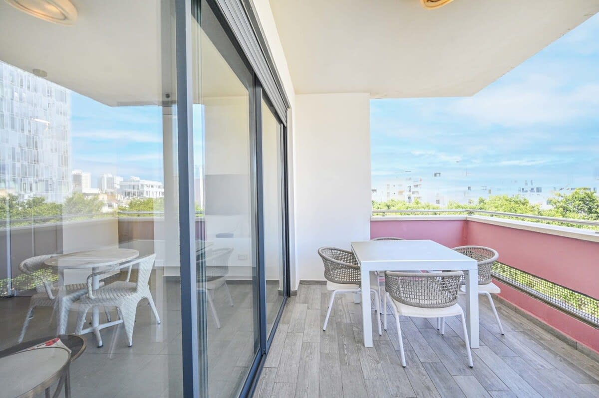 Cozy 2BR with Balcony and Mamad on Dizzengoff by HolyGuest 4