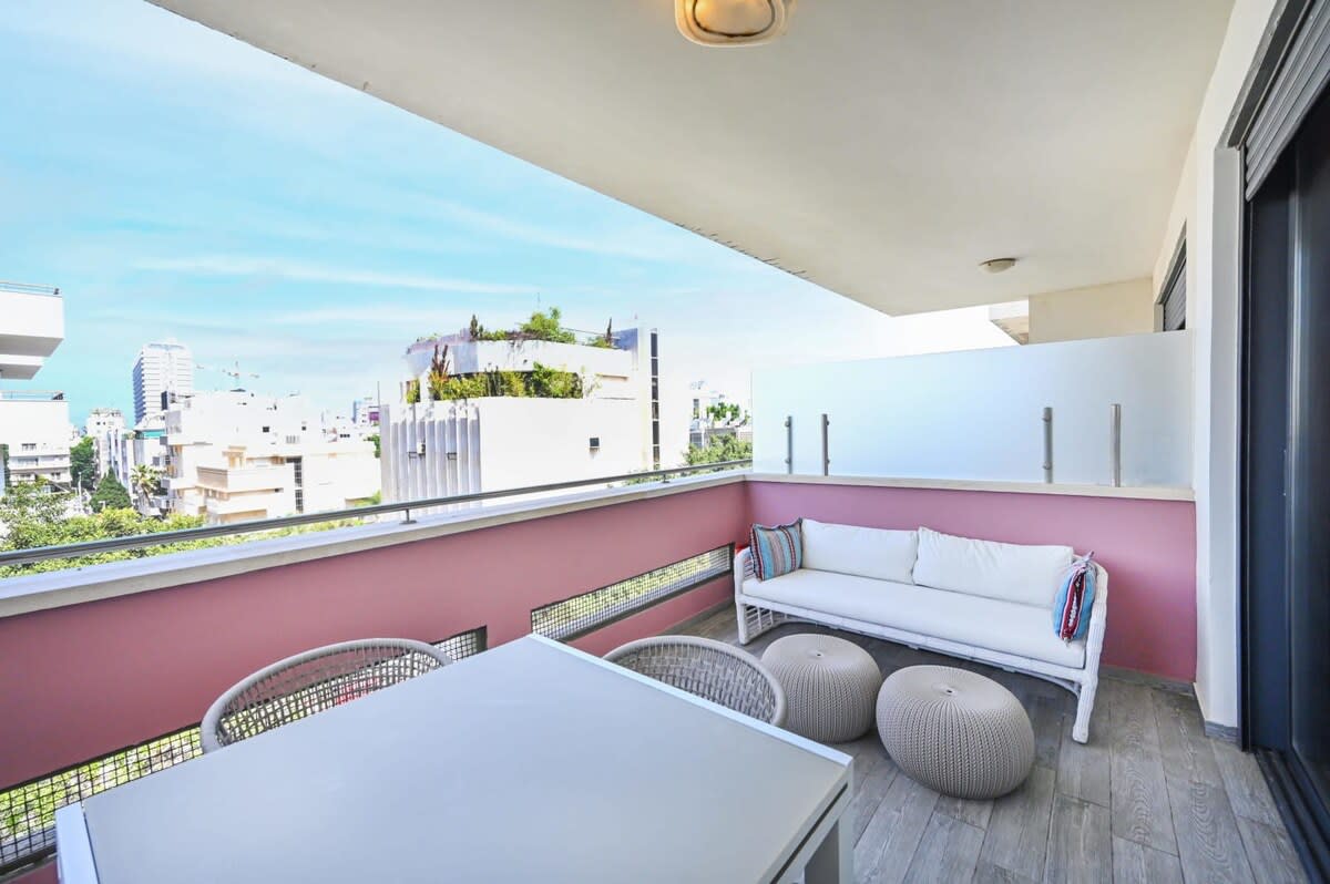 Cozy 2BR with Balcony and Mamad on Dizzengoff by HolyGuest 5
