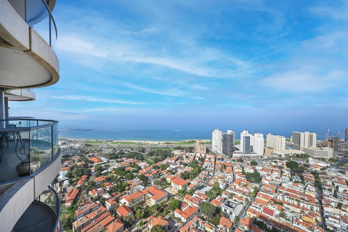 Modern 2BR Amazing Sea View W/Parking by HolyGuest 4