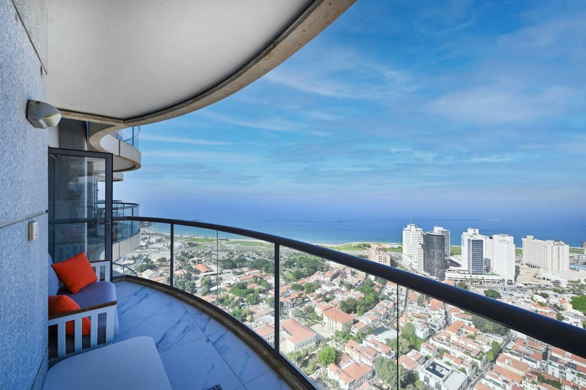 Modern 2BR Amazing Sea View W/Parking by HolyGuest 3