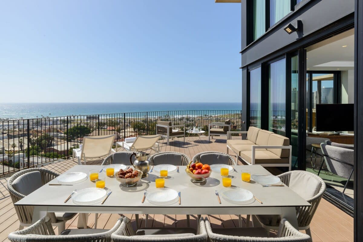 Luxurious 5BR Penthouse with Sea View by HolyGuest 3
