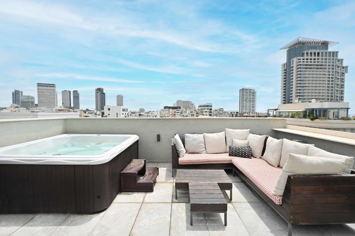 Spacious 4 BR Penthouse with Sea View by HolyGuest 2