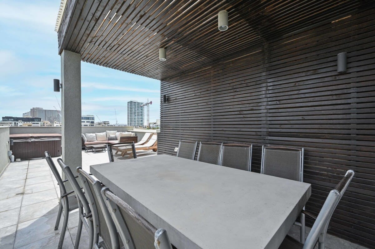 Spacious 4 BR Penthouse with Sea View by HolyGuest 5