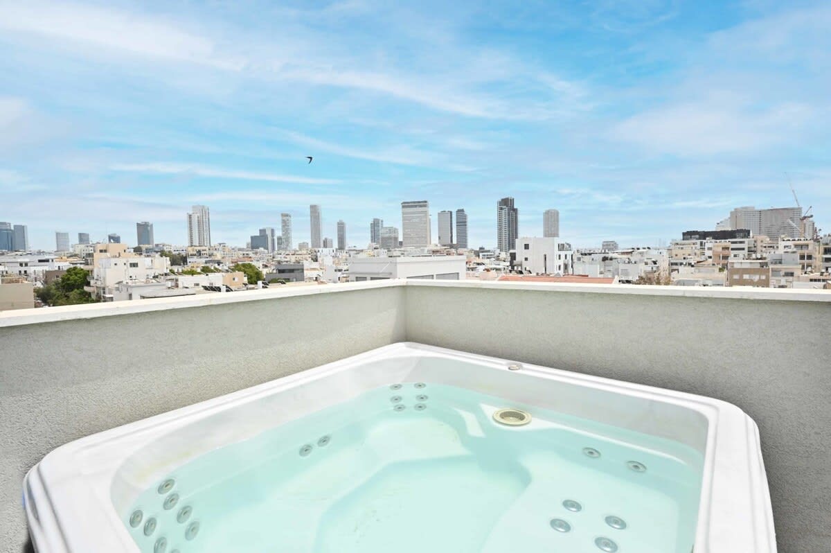 Spacious 4 BR Penthouse with Sea View by HolyGuest 4