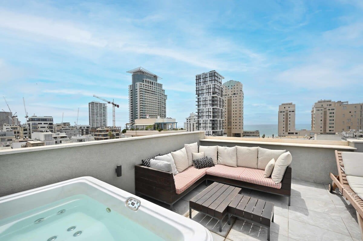 Spacious 4 BR Penthouse with Sea View by HolyGuest 3