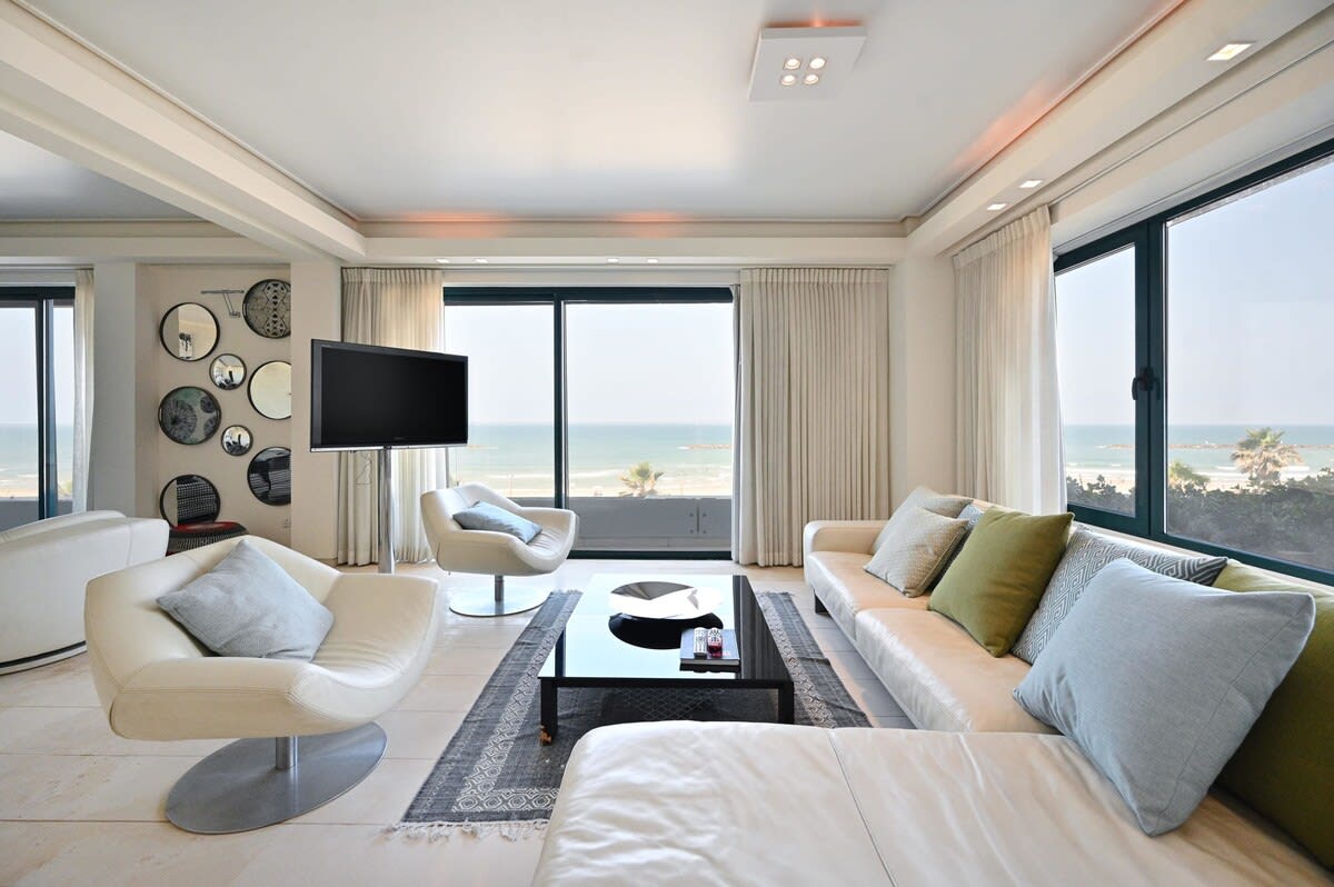 Luxurious Beach Front 1BR by HolyGuest 2