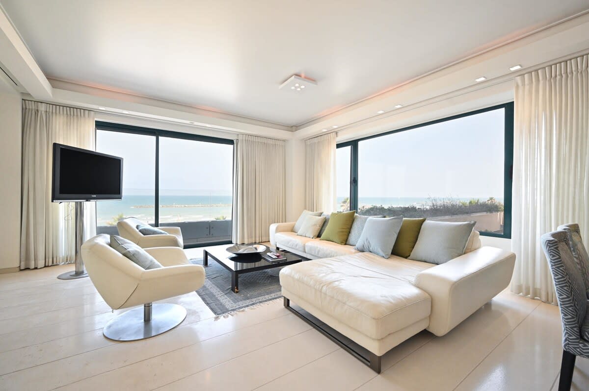 Luxurious Beach Front 1BR by HolyGuest 3