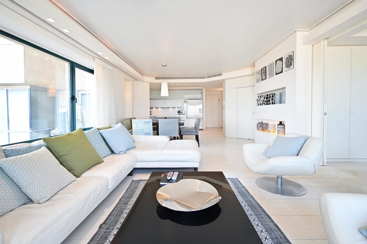 Luxurious Beach Front 1BR by HolyGuest 4